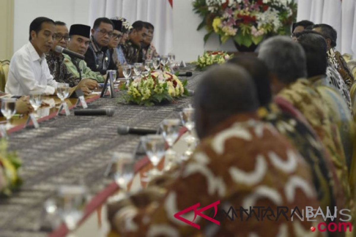 Presiden Jokowi ingatkan bupati hati-hati kelola ekonomi daerah