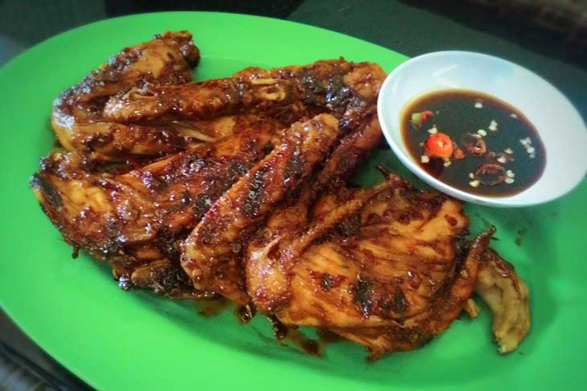 Ayam bakar menjadi menu Jamaah calon haji Indonesia