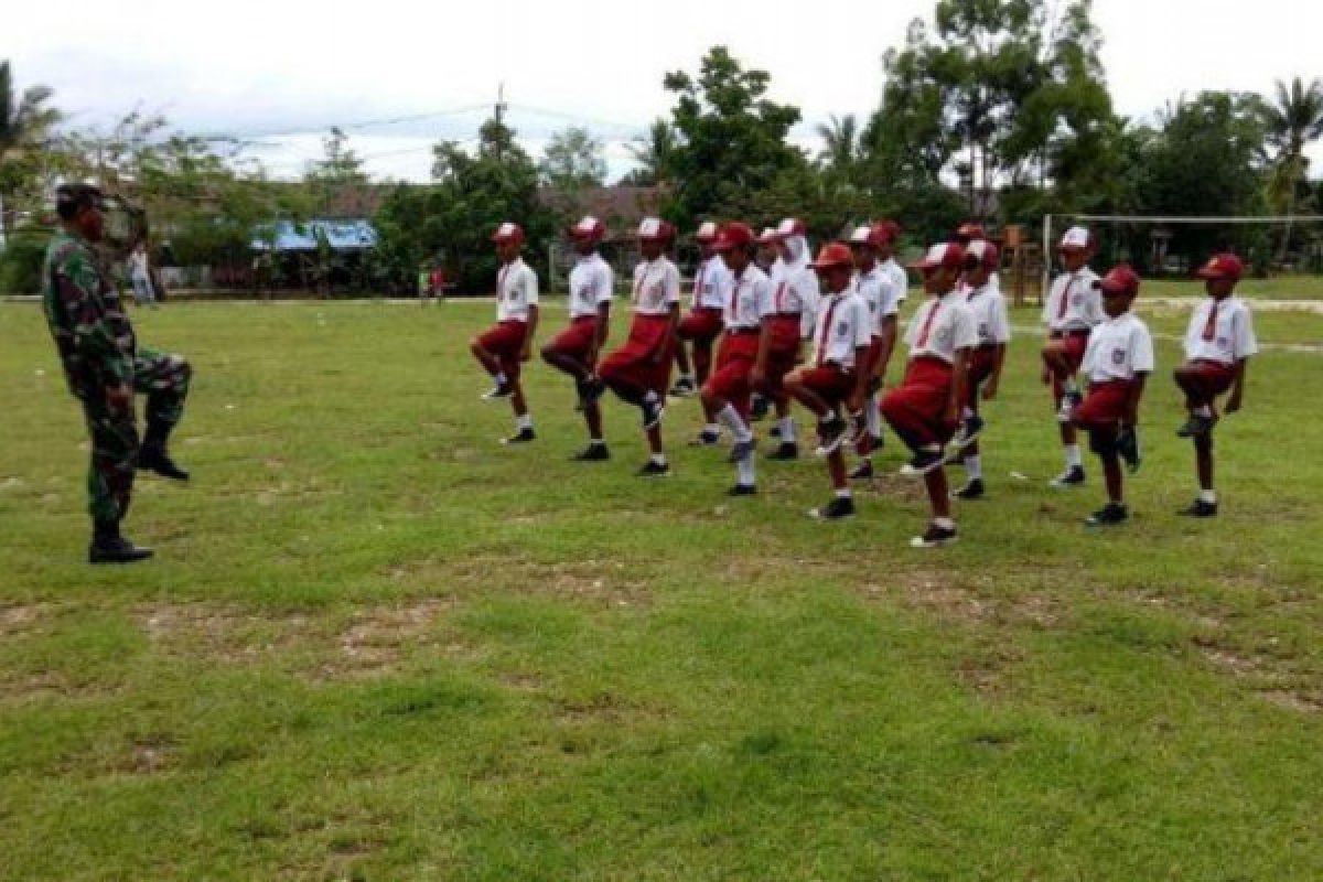 Babinsa Koramil Yaptim tanamkan disiplin siswa baru