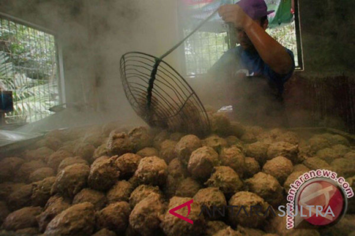 Sainah, penjual bakso tusuk, berpenghasilan Rp90 juta/bulan