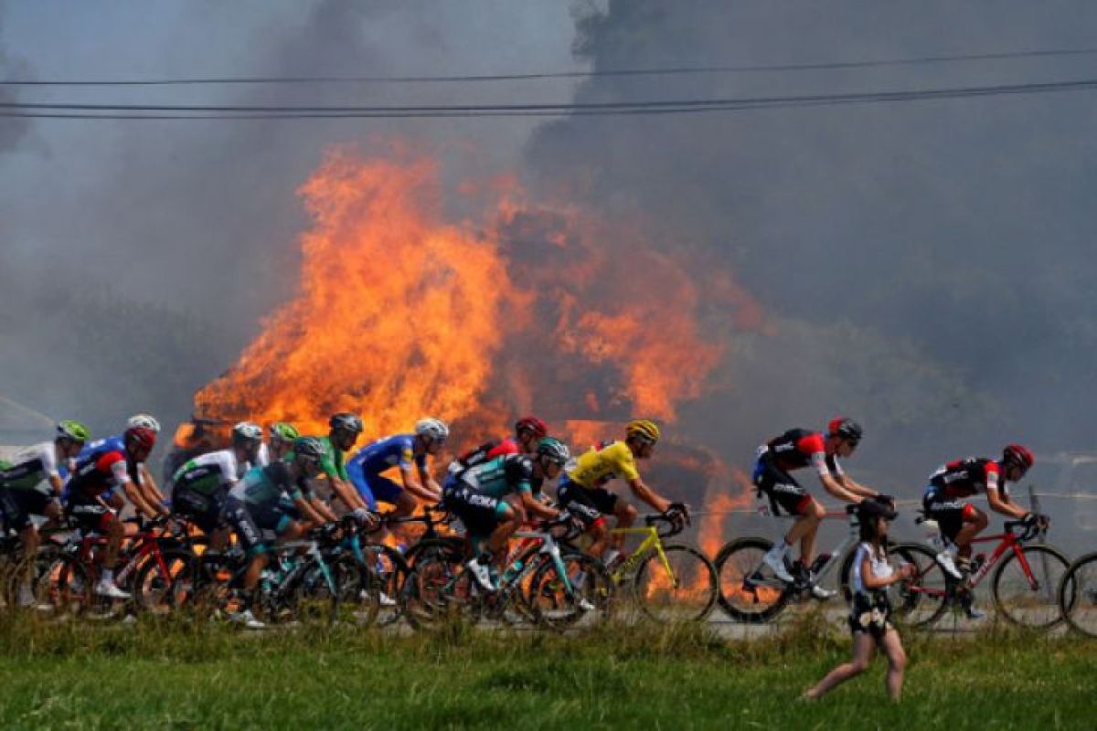 Tour de France terganggu unjuk rasa para petani