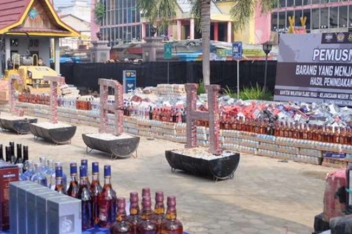 BC Tembilahan Musnahkan 2,8 Juta Batang Rokok Ilegal serta Ribuan Kaleng Minuman Kaleng dan Ringan