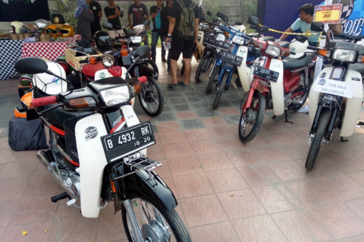 Parade motor bebek lawas yang memikat mata