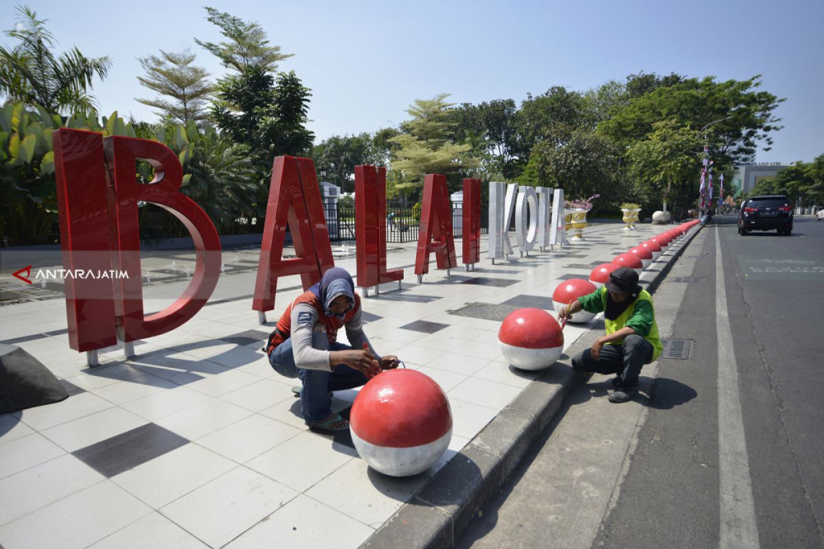 Puluhan Bola Dunia Bernuansa Kemerdekaan Hiasai Kota Surabaya