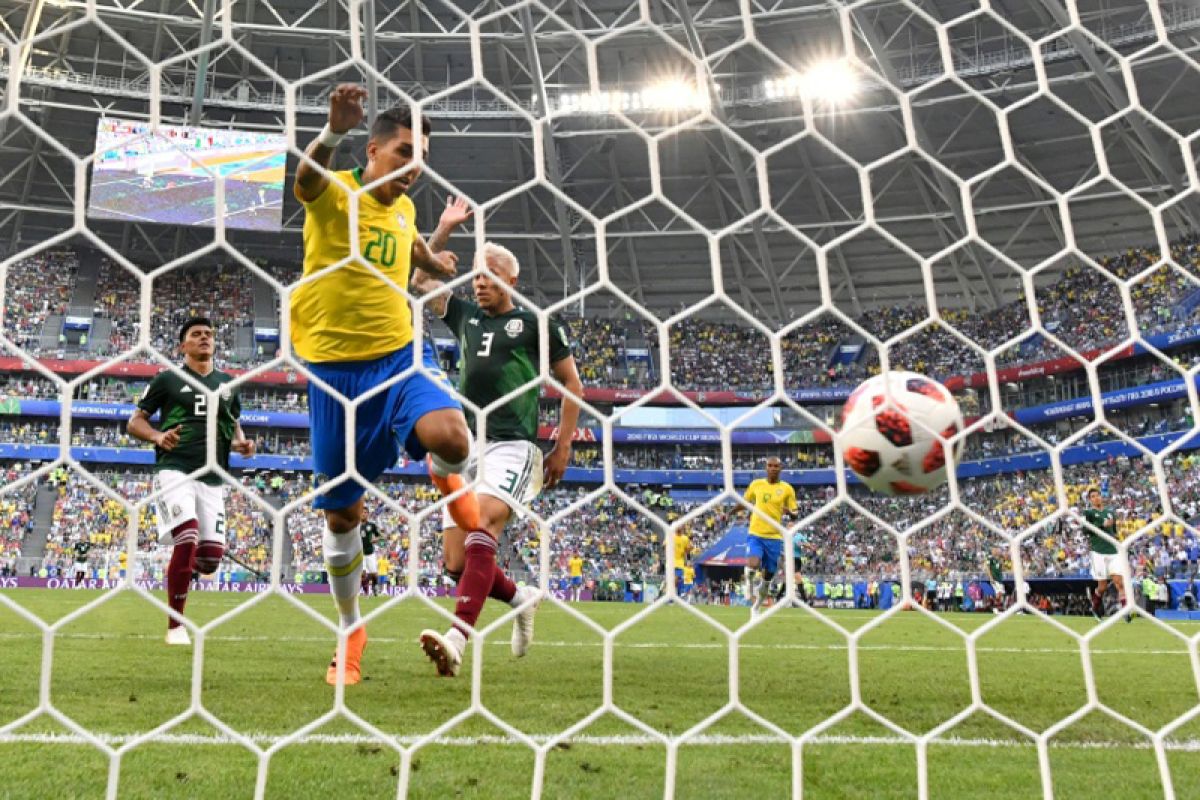 Firmino cetak gol, haruskah Brazil ganti penyerang di perempat final?