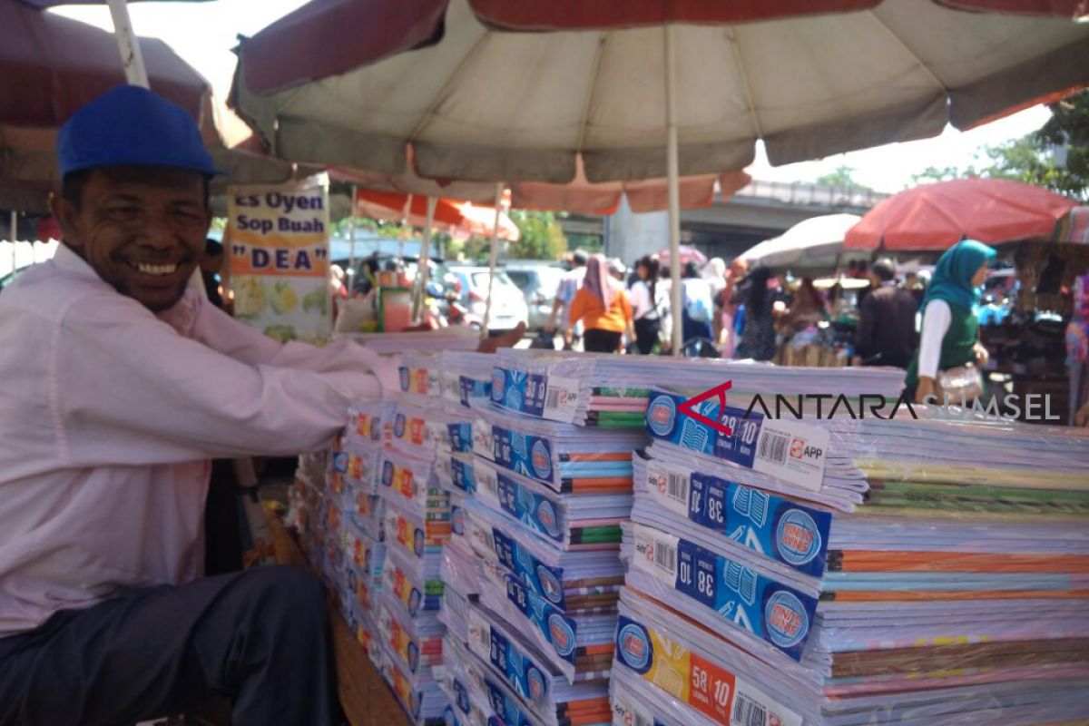 Penjualan buku tulis sekolah belum meningkat