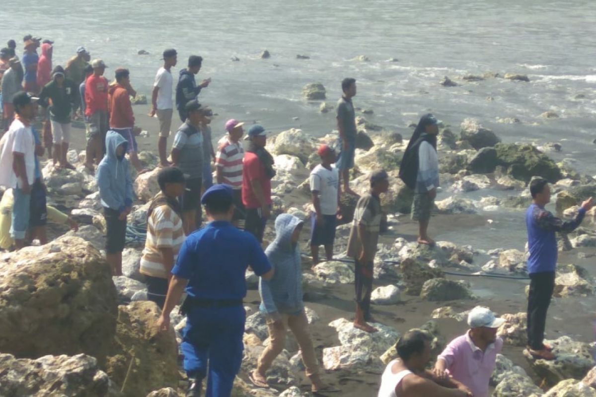 Perahu Dihantam Ombak, Lima ABK Meninggal dan Tujuh Hilang di Jember (Video)