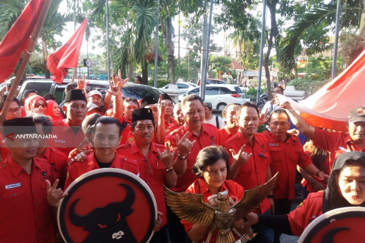 Pendaftaran Bacaleg PDIP Surabaya Diiringi Sholawat Nabi