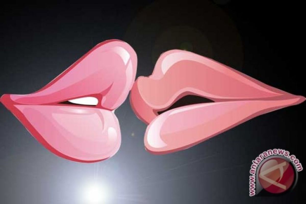 Berciuman berisiko tularkan radang gusi hingga herpes