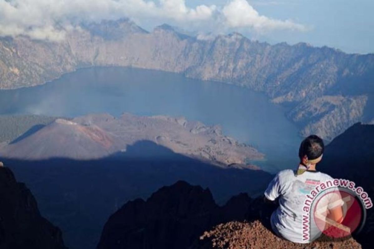 Ratusan pendaki Gunung Rinjani diduga terjebak