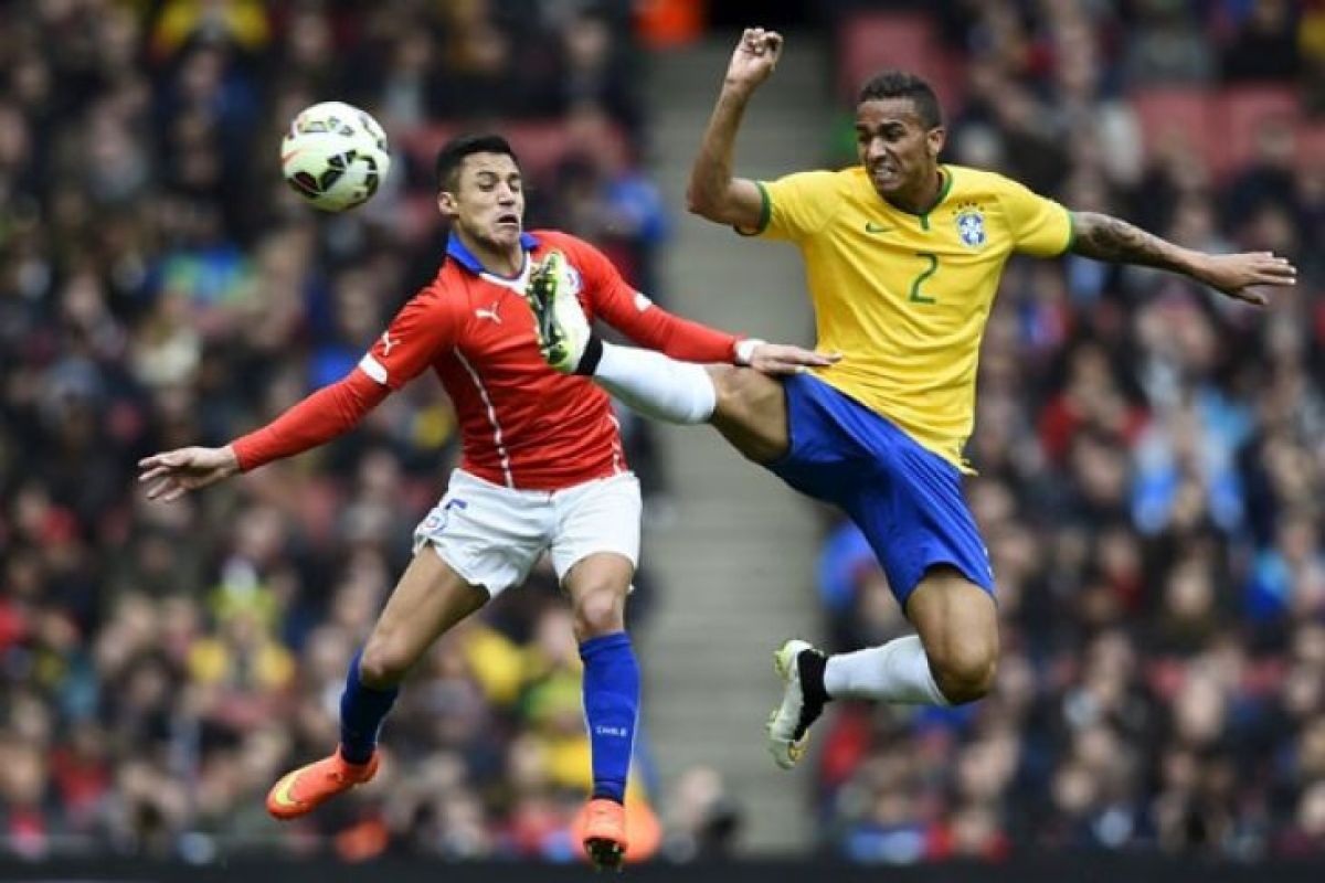 Cedera, Danilo menepi saat Brasil melawan Belgia