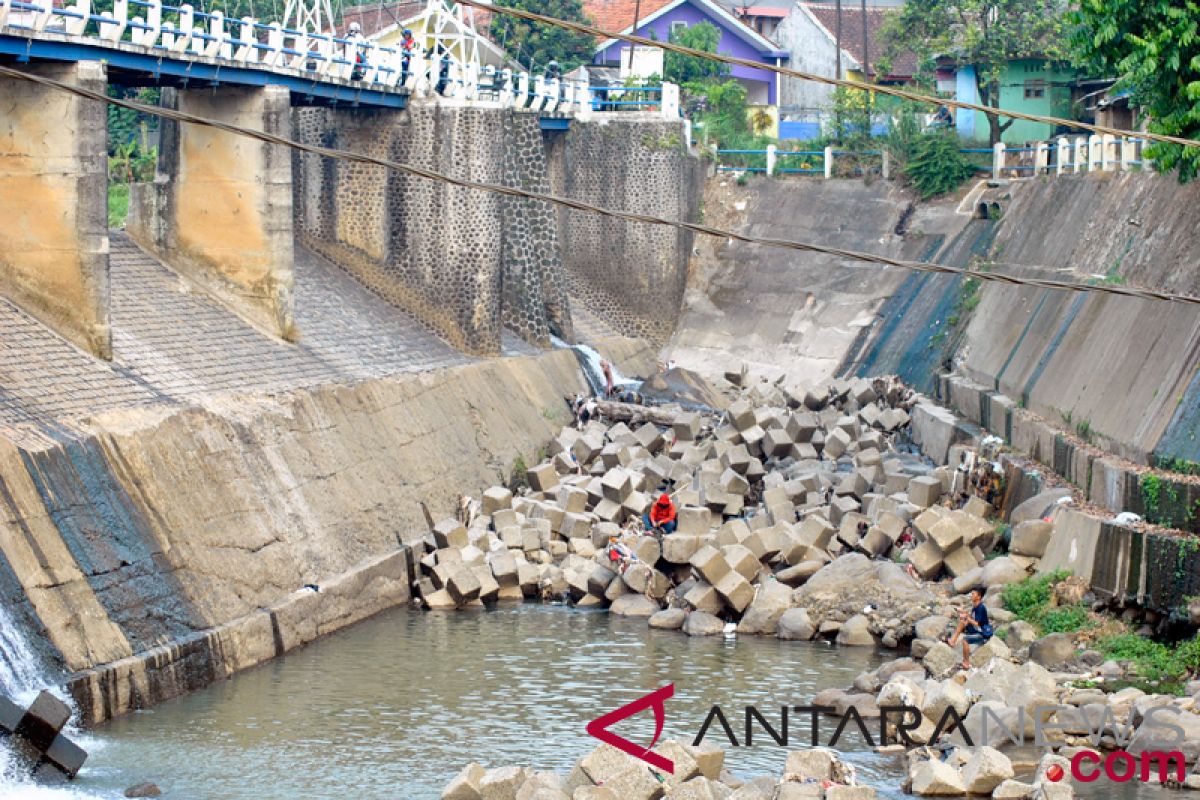 Pemkab Bogor dan swasta bersihkan Sungai Ciliwung