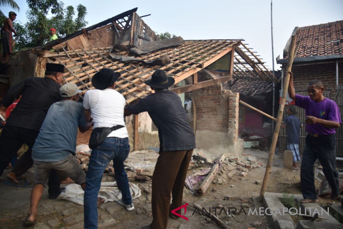 Jawara Karawang terharu rumahnya dirobohkan Dedi Mulyadi