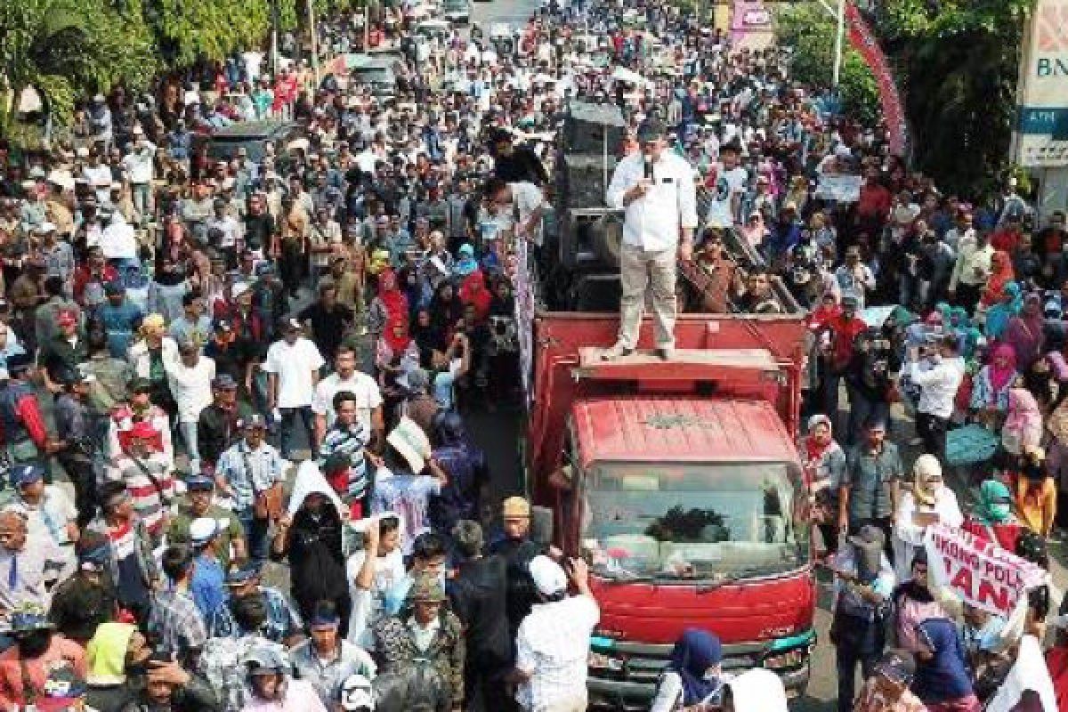 Demo Tuntut Pembatalan Paslon Arinal-Nunik