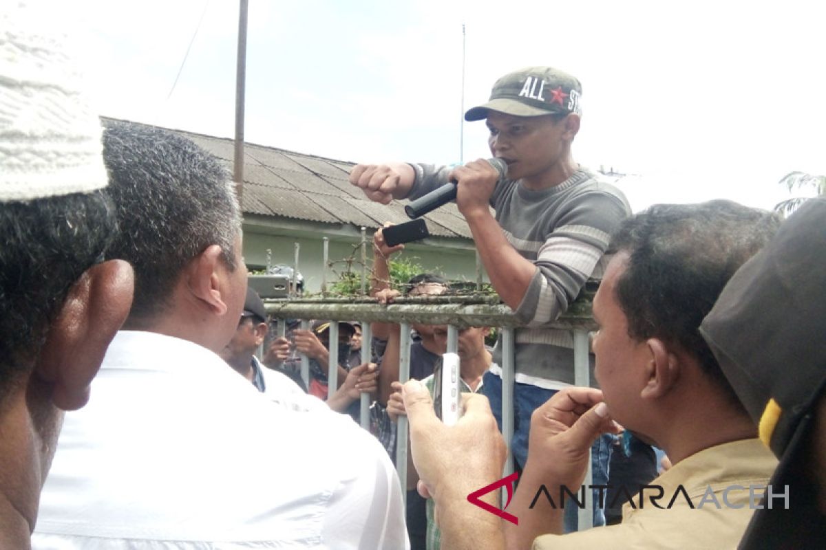 Pemuda singkil unjuk rasa ke PT Socfindo