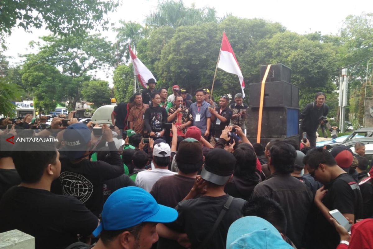 Ratusan Pengemudi Taksi-Ojek Daring Demo di DPRD Surabaya (Video)