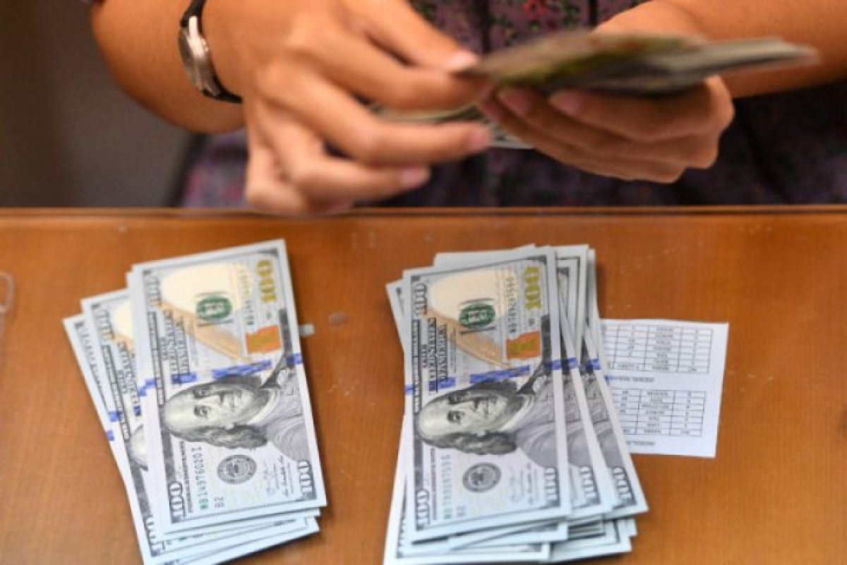 Kurs rupiah melemah tembus Rp15.000 per dolar