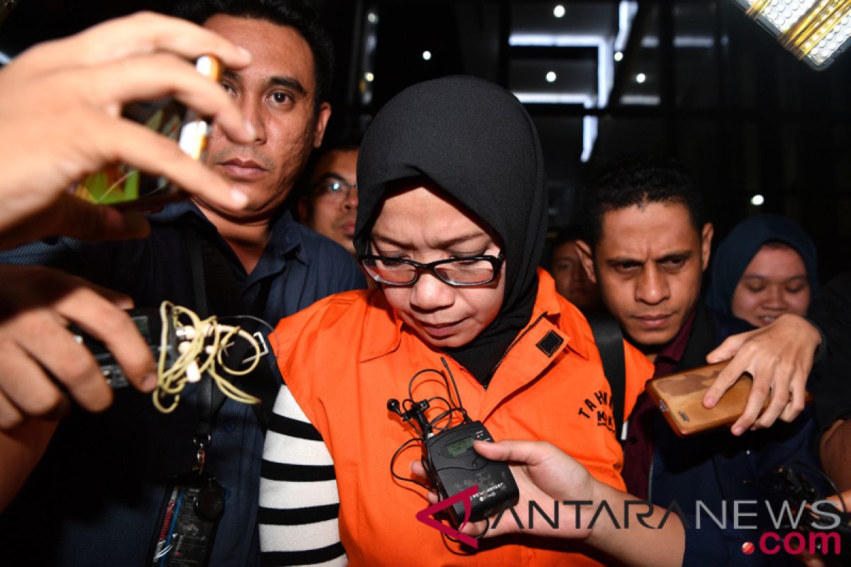 KPK detains husband of corruption suspect Eni Saragih