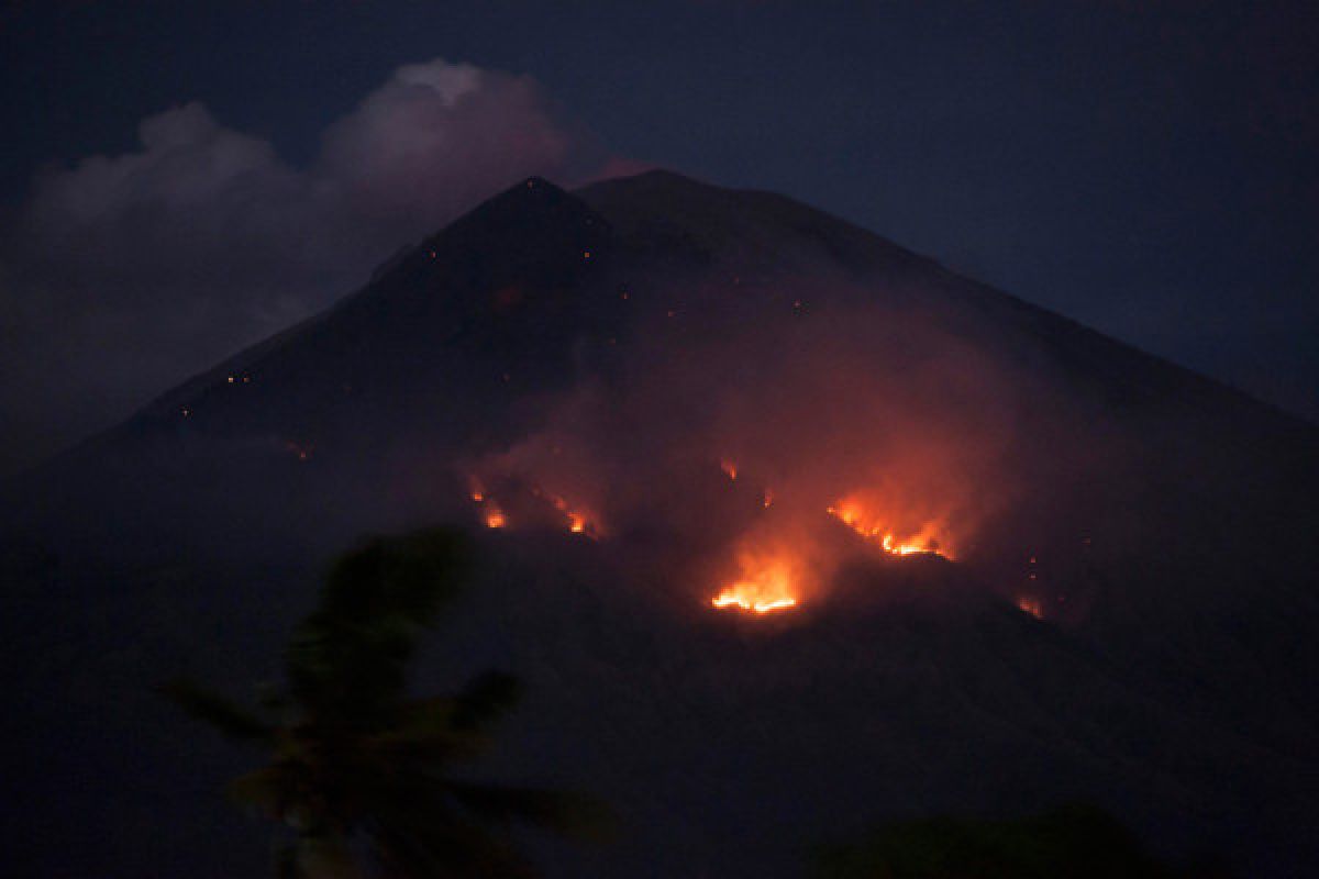 Detik-detik Gunung Agung mengalami erupsi strombolian