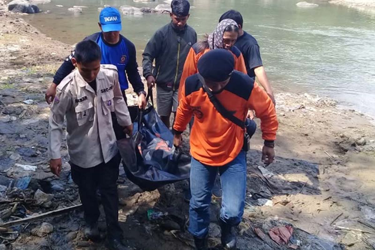 SAR evakuasi jenazah dari Sungai Umbul - Banyumas