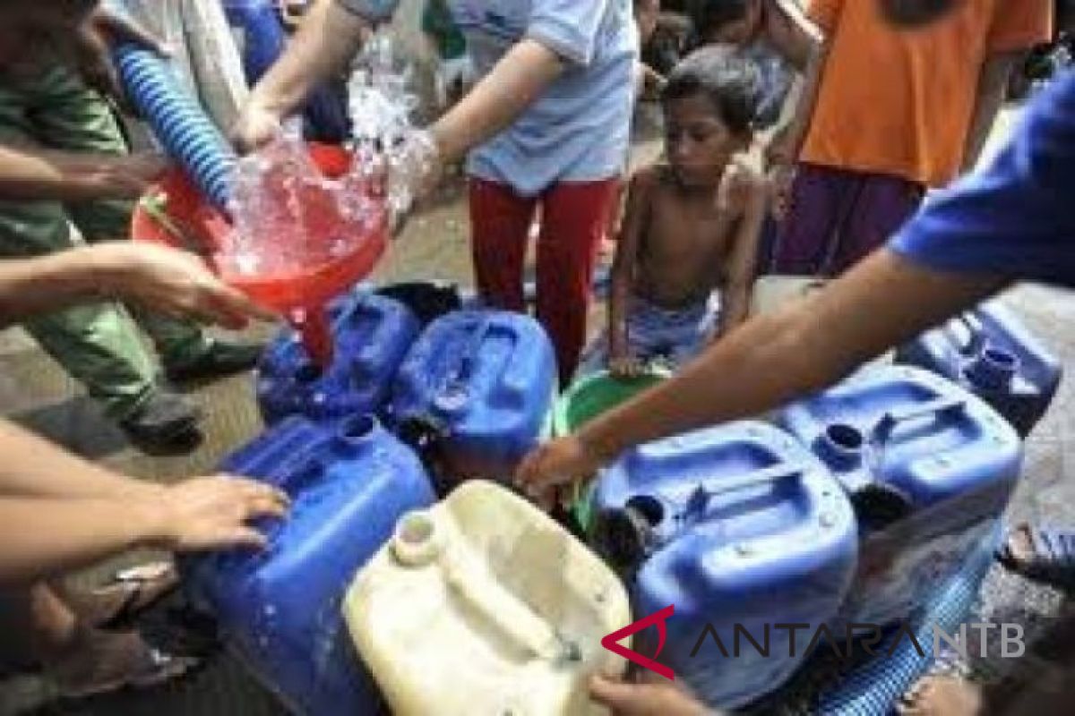 Pemadam Kebakaran Lombok Barat distribusikan air bersih