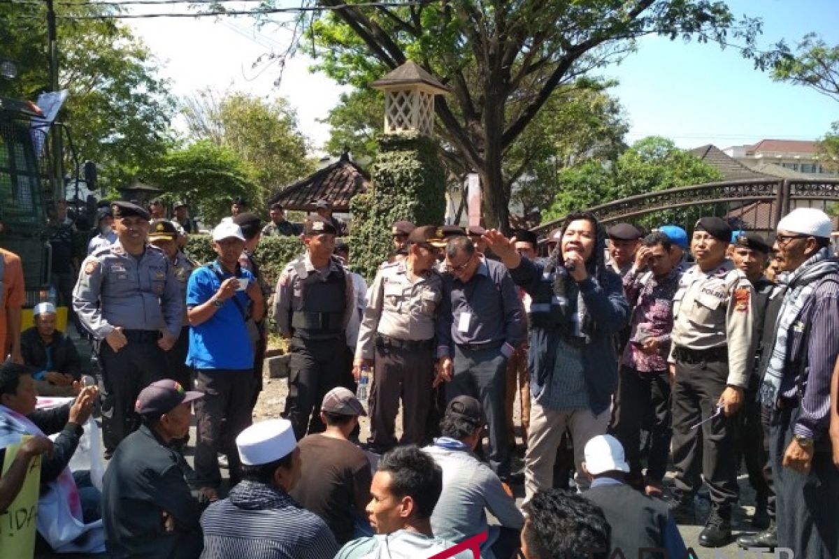 Rapat rekapitulasi suara KPU NTB diwarnai unjukrasa