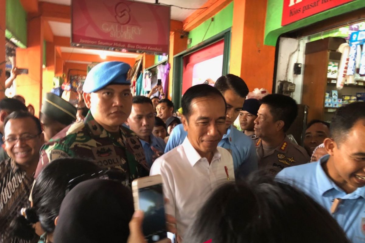 Jokowi membeli pisang raja di Pasar Kranggan Yogyakarta (video)