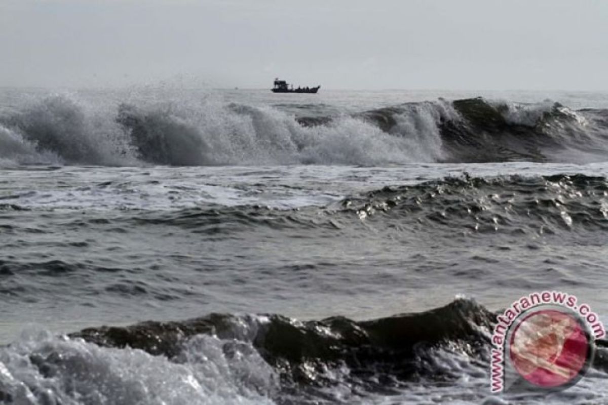 Ratusan gazebo rusak diterjang gelombang pasang di pantai Yogyakarta