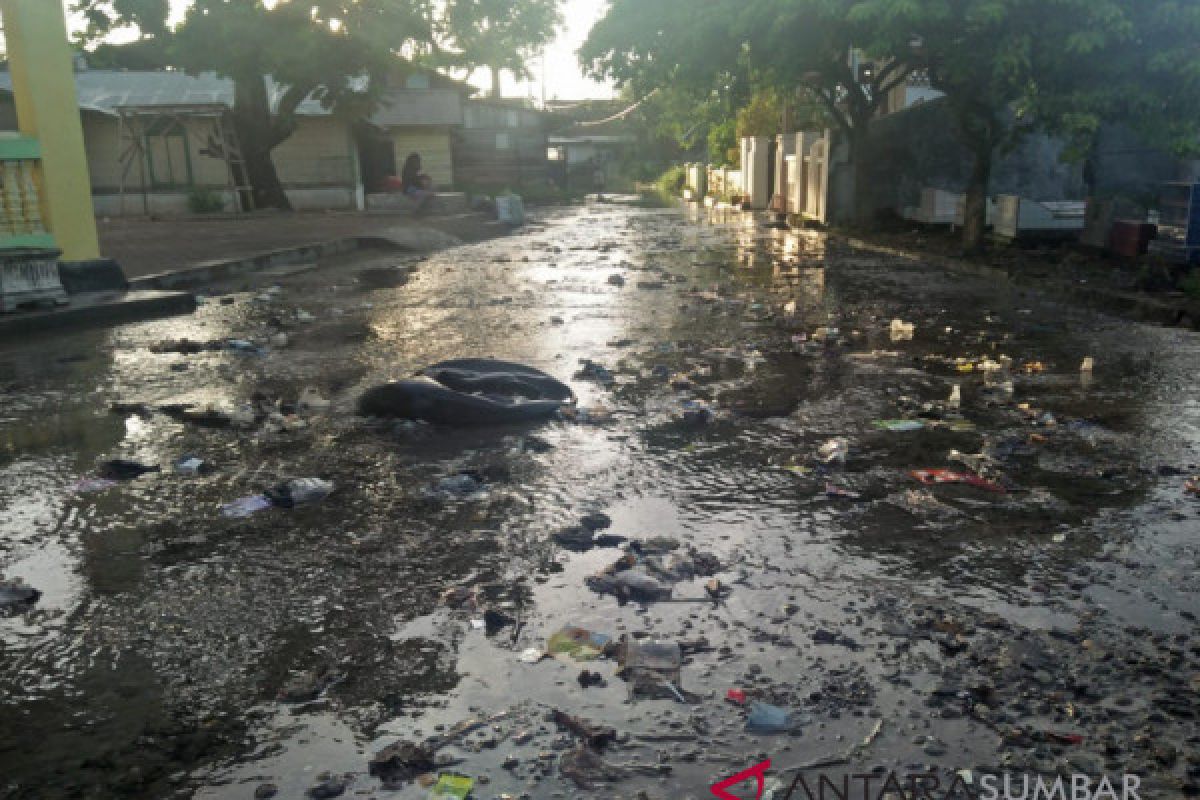 Gelombang laut empat meter rusak rumah warga Ulak Karang Padang (video)