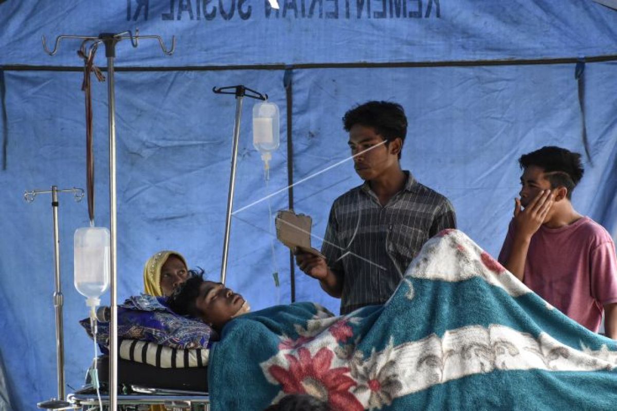 TNI Berikan Pelayanan Kesehatan Bagi Korban Gempa
