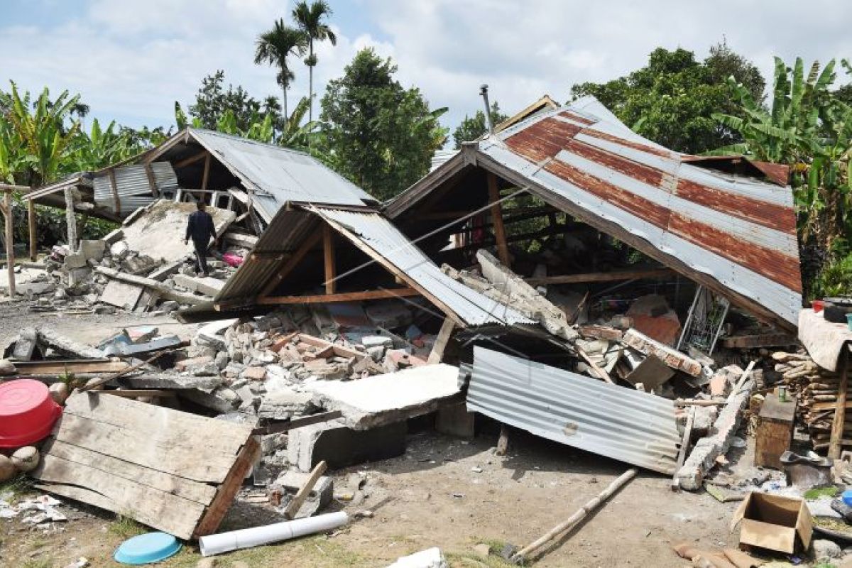 Rumah warga rusak dilanda angin kencang