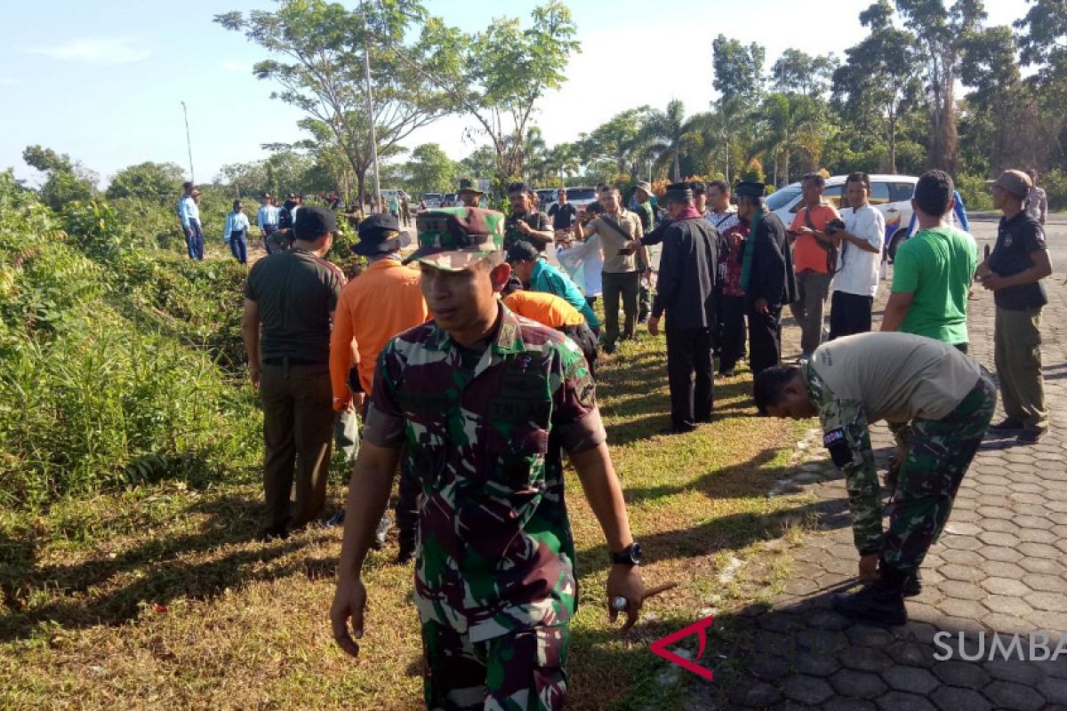 Ribuan anggota TNI dan Polri gotong royong bersihkan jalan menuju bandara