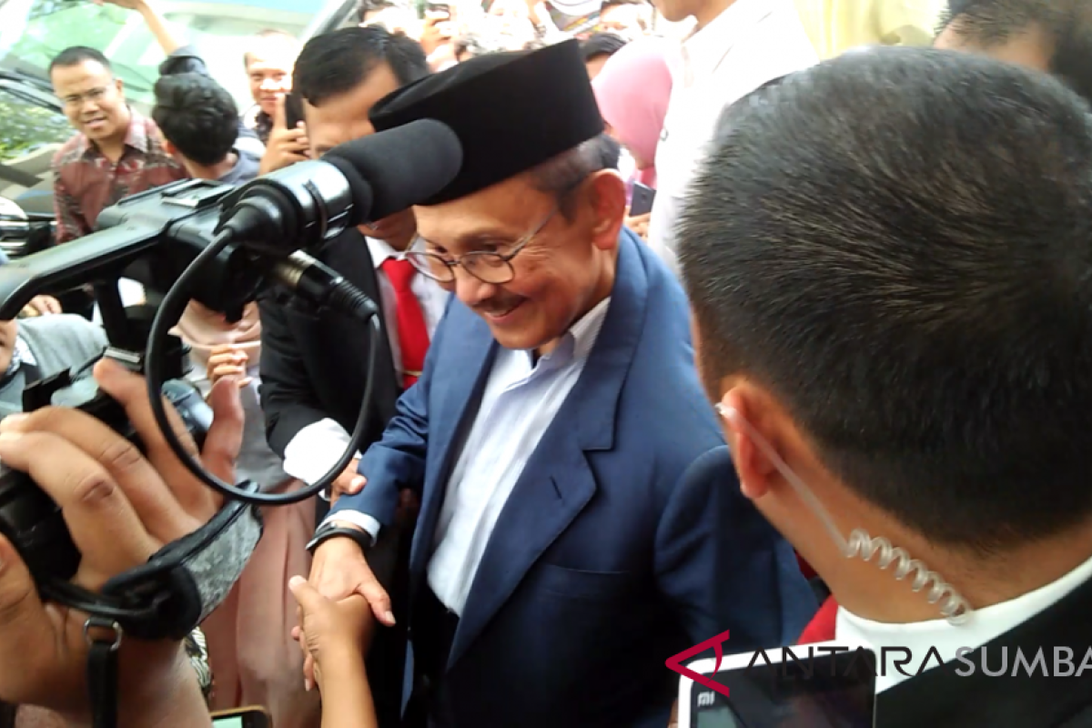 BJ Habibie datang, mahasiswa Unand antusias kejar berselfie