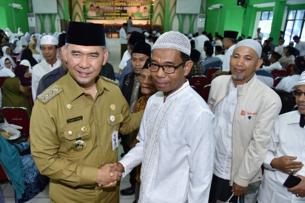 Fasha berbagi pengalaman dengan calon haji Kota Jambi