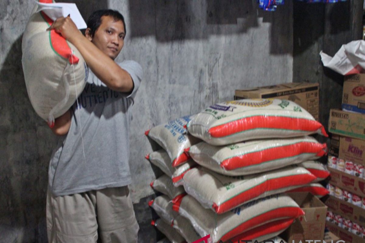 Stok cukup, pengusaha beras berspeklulasi turunkan harga