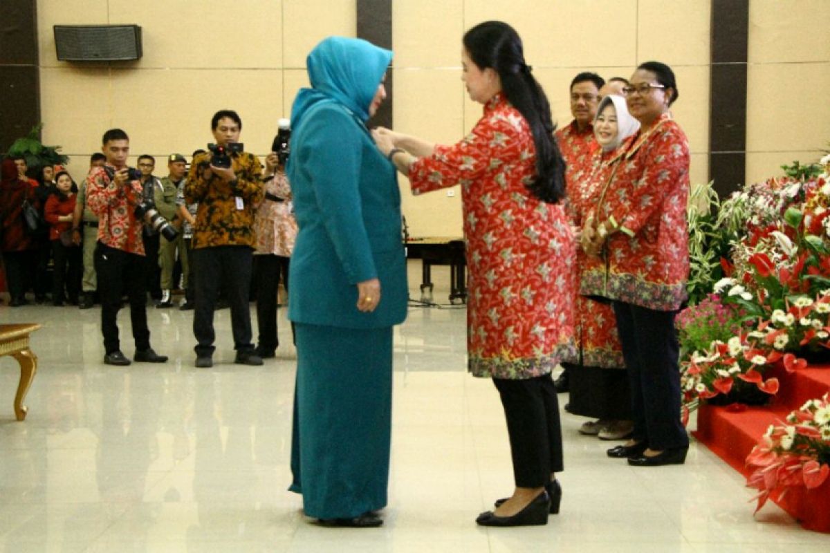 Gubernur dan istri raih penghargaan nasional