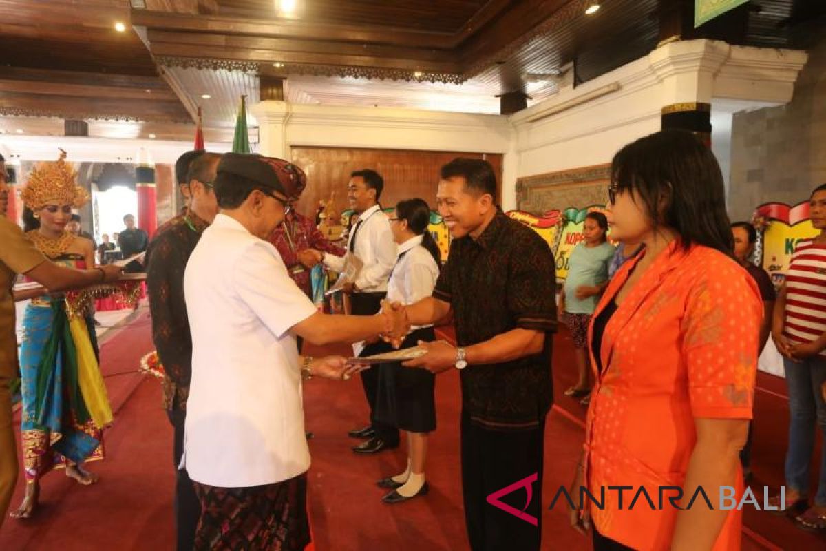 Puncak Hari Koperasi Gianyar ditandai pemberian sertifikat juru tagih