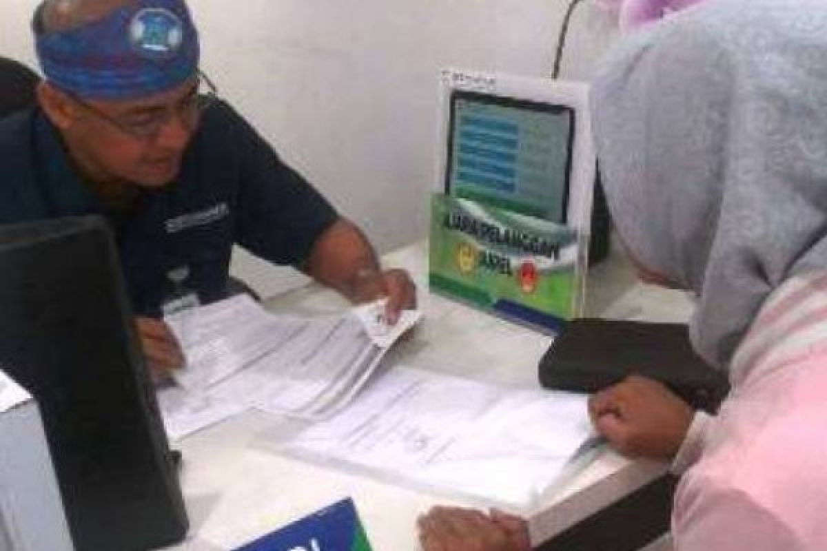 HUT BPJS Kesehatan ke-50, Deputi Direksi Sumbagteng-Jambi Jaga Loket di Pekanbaru