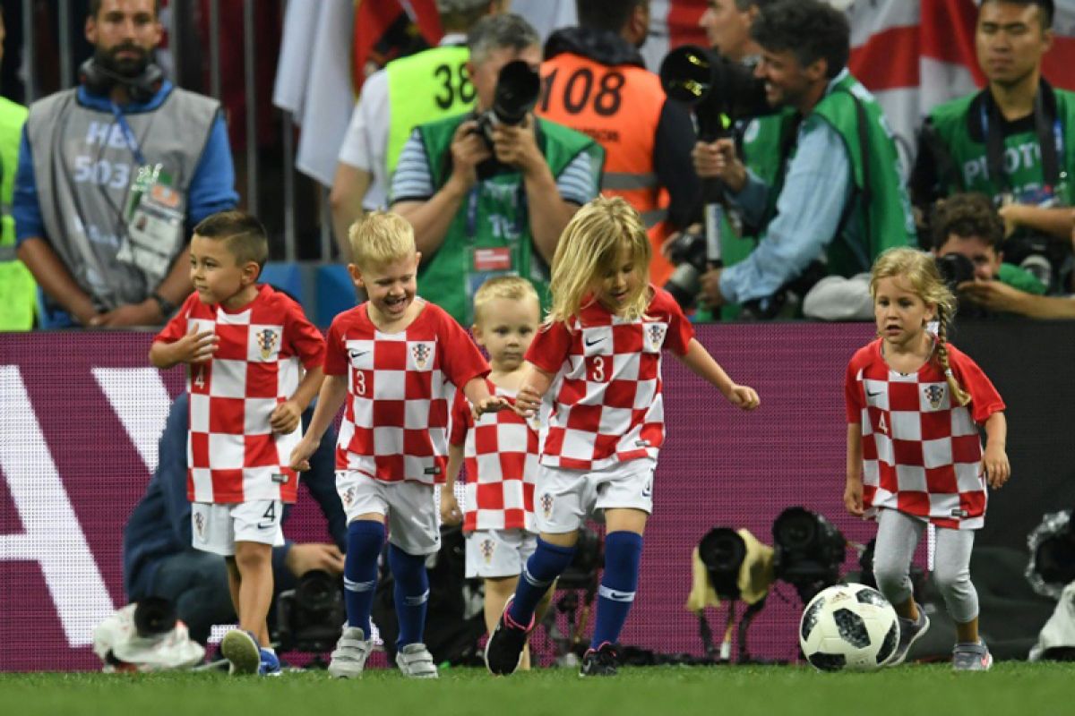 Presiden Kroasia berikan kaus timnas Kroasia kepada Putin