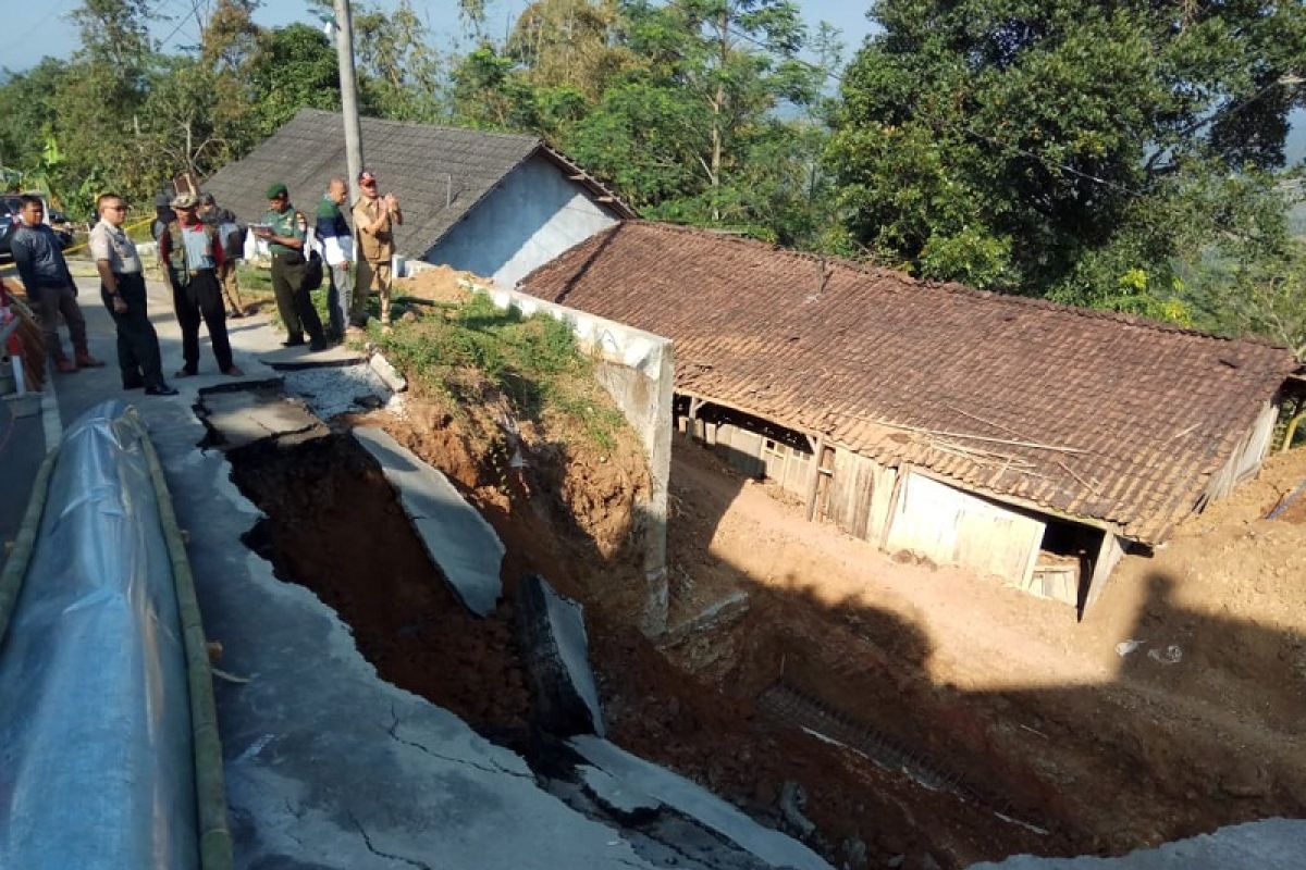 Longsor, jalur alternatif Temanggung-Semarang ditutup untuk truk bermuatan