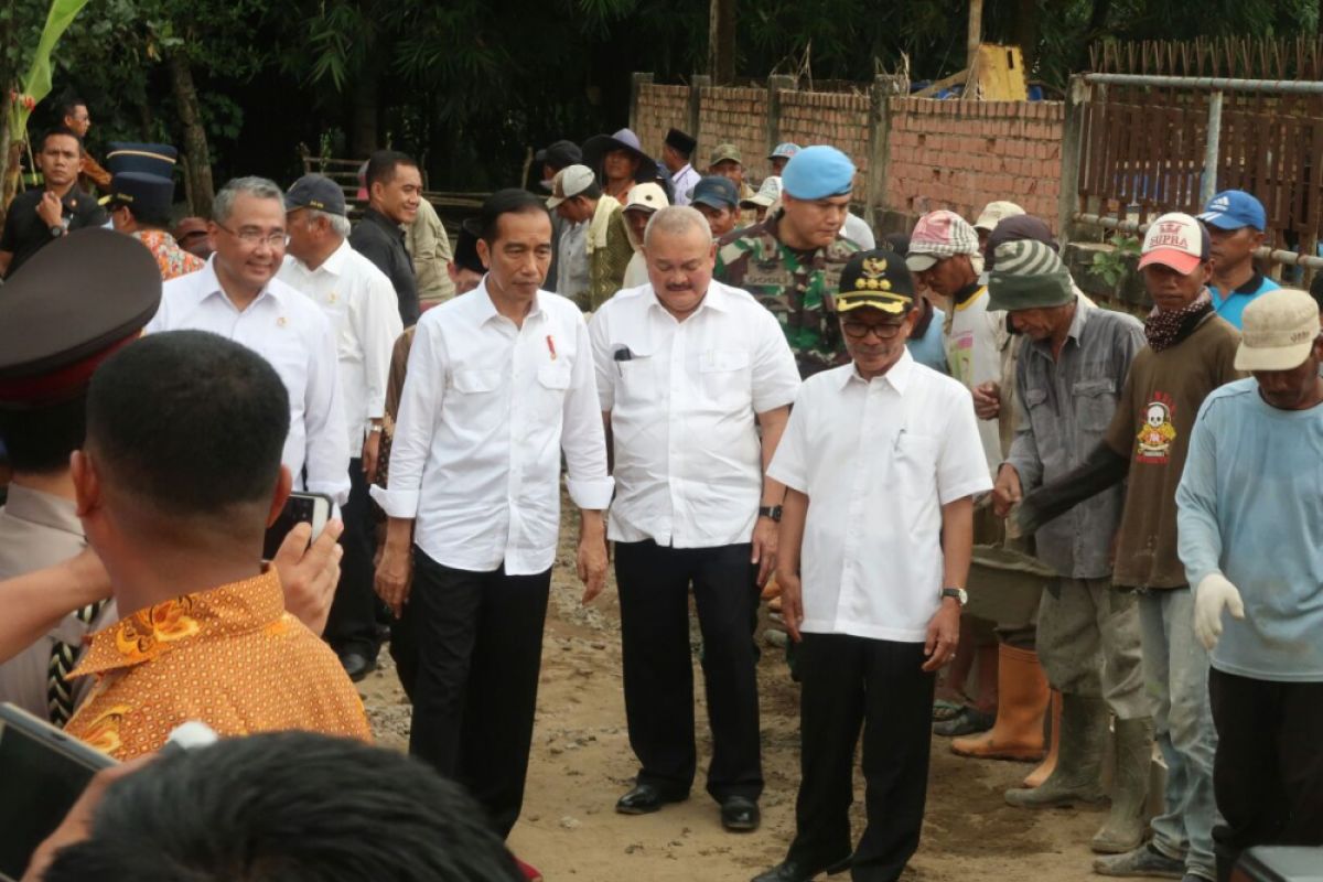 Presiden Jokowi tinjau pengecoran jalan di Banyu Asin
