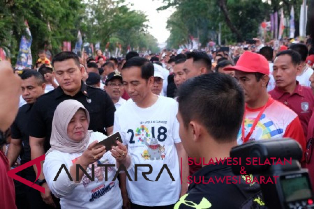 Presiden Jokowi jalan sehat bersama warga Makassar