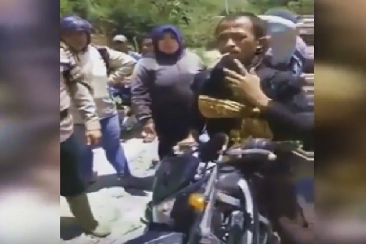 Anngota Polisi bantu warga bawa jenazah pakai motor