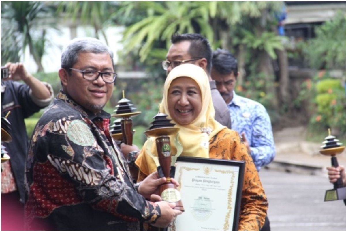 Gubernur Jawa Barat serahkan penghargaan TK Akbar juara 1 LSS