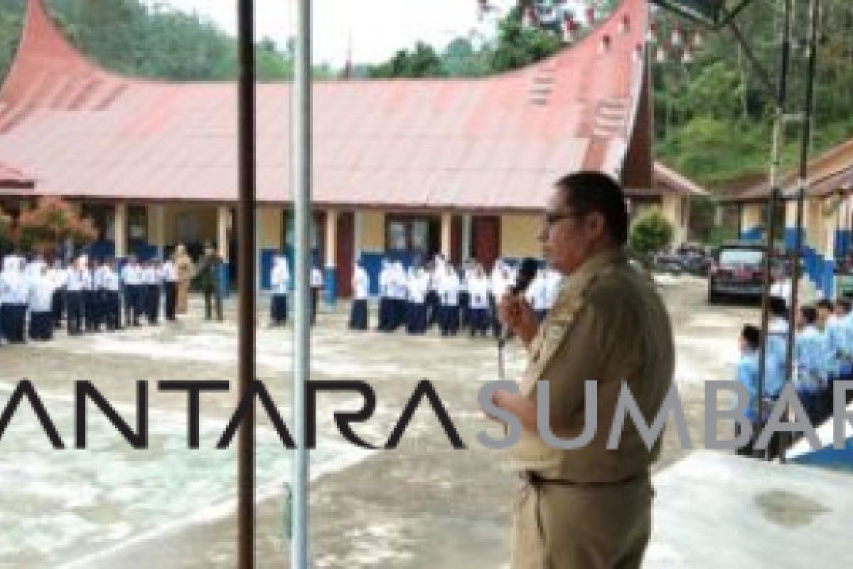 Kadis Kominfo Sijunjung jadi pembina upacara di SMPN 24