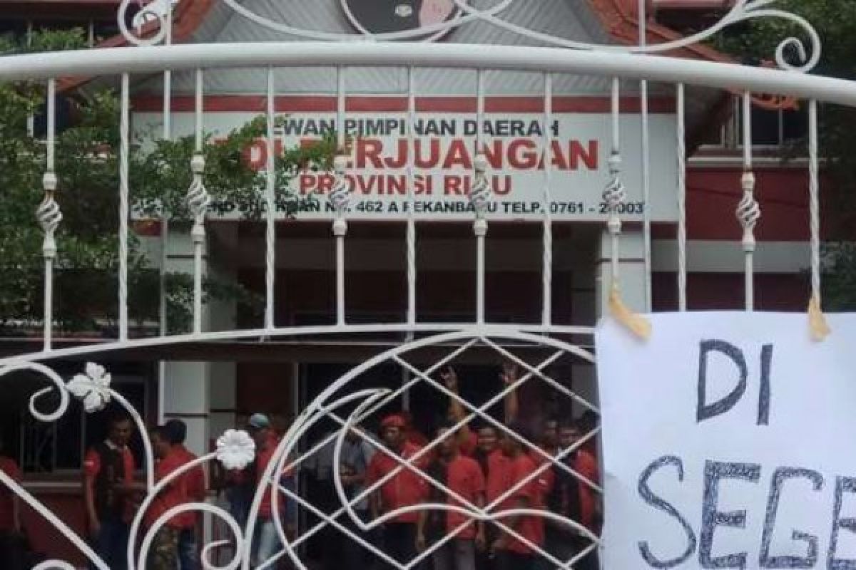 Kantor PDIP Riau Disegel Kadernya Sendiri, Ada Hubungan dengan Pendaftaran Caleg?