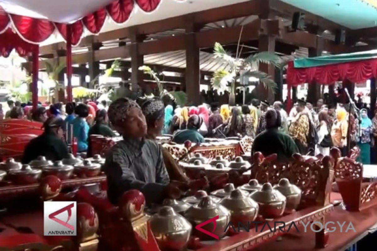 Disbud beri gamelan kepada rintisan desa budaya