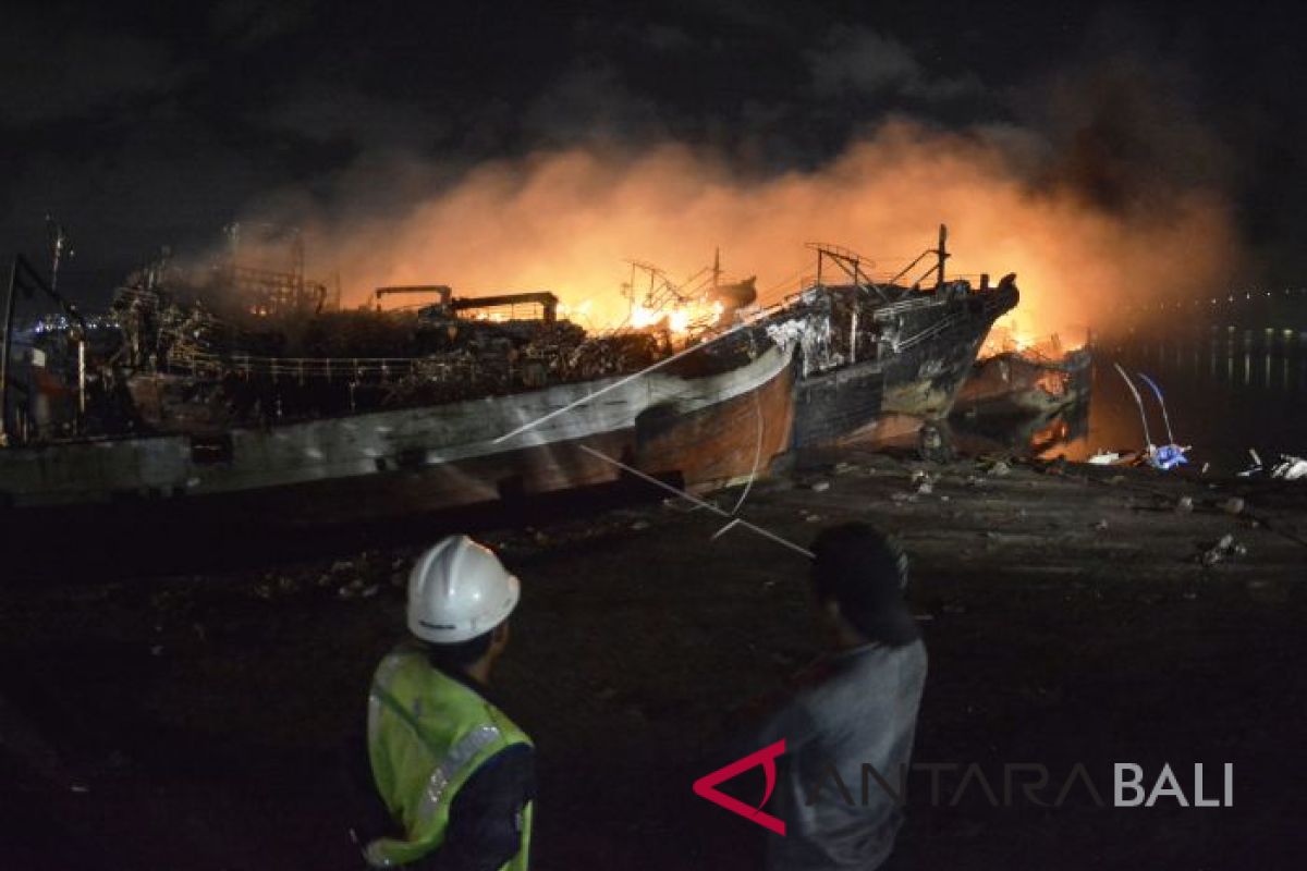 Hingga Selasa siang, kebakaran kapal di Pelabuhan Benoa belum padam