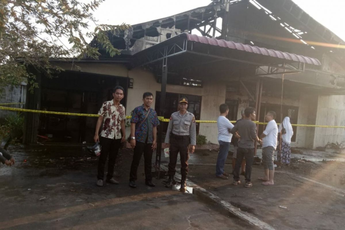 Sebuah rumah terbakar karena lupa mencabut colokan setrika