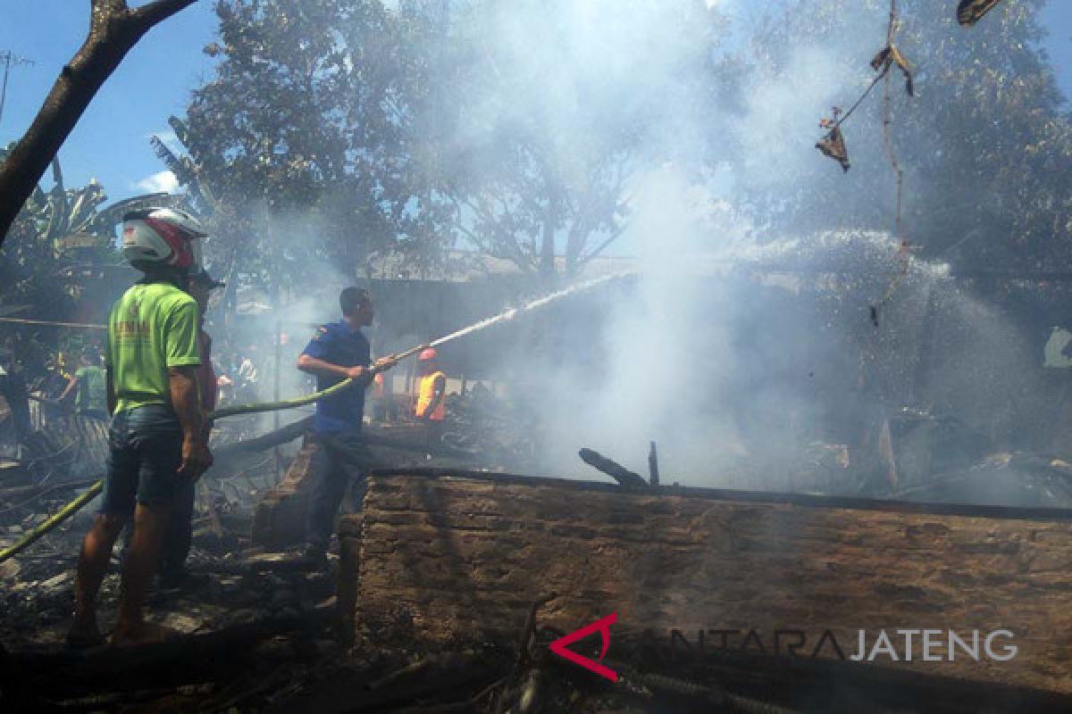 Kompor meledak di Sukabumi hanguskan empat rumah